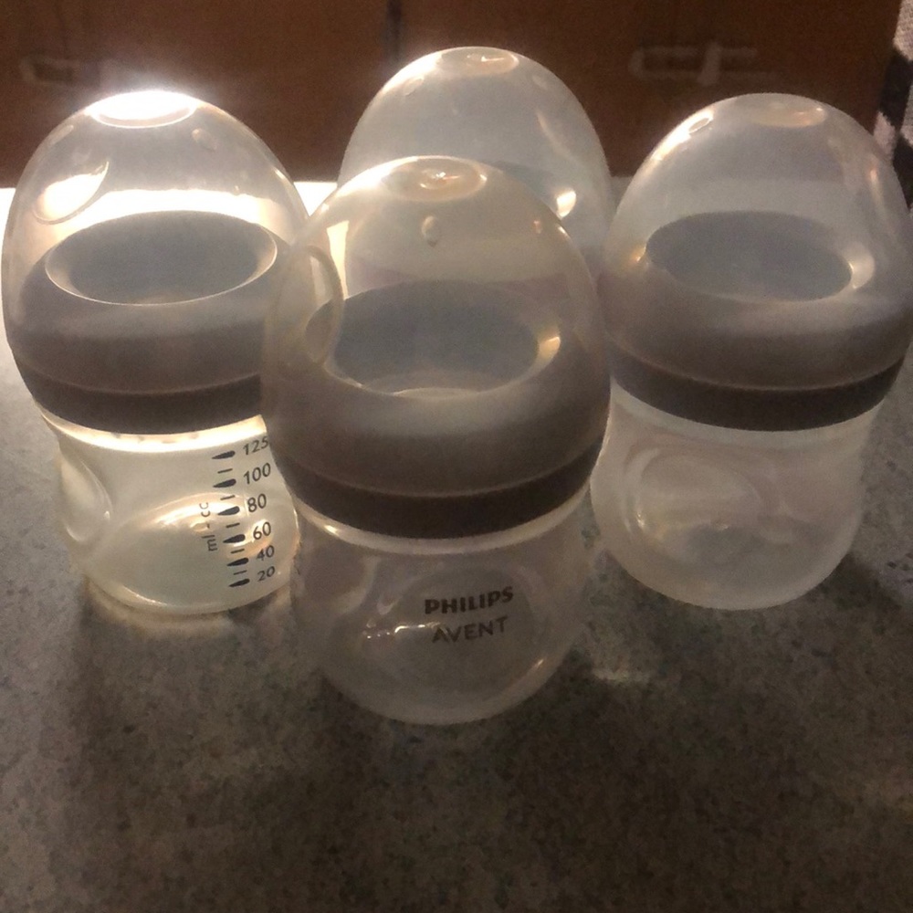 4 Philips Avent 4oz bottles